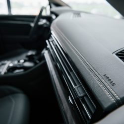 lugar-airbag-vista-cerca-interior-nuevo-automovil-lujo-moderno